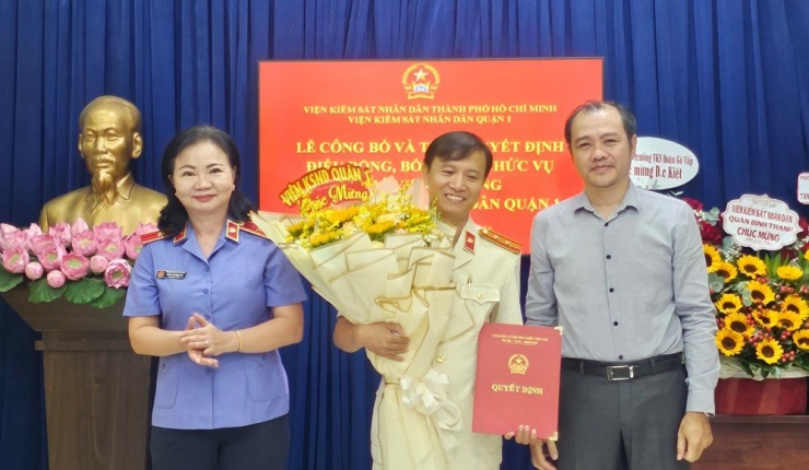 Ông Ngô Tuấn Kiệt (giữa) nhận quyết định bổ nhiệm phó viện trưởng VKSND quận. Ảnh: SONG MAI