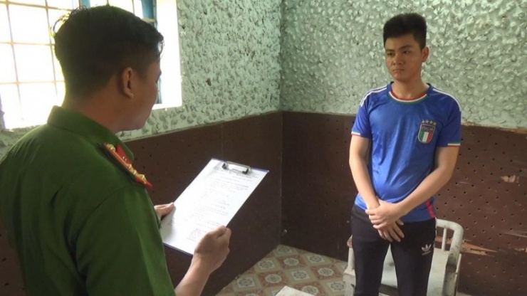 Cán bộ điều tra tống đạt quyết định khởi tố bị can đối với Nguyễn Chí Lâm.