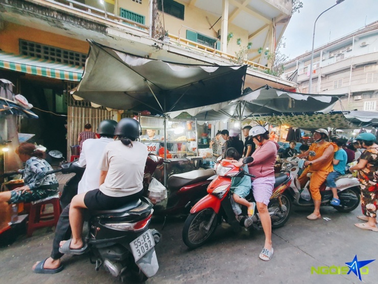 Cầm 200.000 đồng food tour một vòng 'chợ nhà giàu' hơn 100 năm tuổi - 2