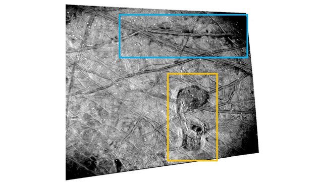 Cấu trúc "Thú mỏ vịt" được đánh dấu bằng hình chữ nhật màu vàng, trong khi hình chữ nhật màu xanh là một rặng núi cũng có dấu vết cho thấy có thể là nơi nước từ đại dương ngầm xì ra - Ảnh: NASA