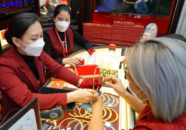 Tạo nguồn cung vàng và bình đẳng giữa các thương hiệu sẽ góp phần kéo giá vàng trong nước xuống. Ảnh: Như Ý