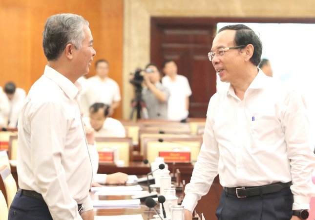 Bí thư Thành ủy TPHCM Nguyễn Văn Nên (phải) trao đổi với cán bộ chủ chốt thành phố tại một hội nghị Thành ủy. Ảnh: Ngô Tùng