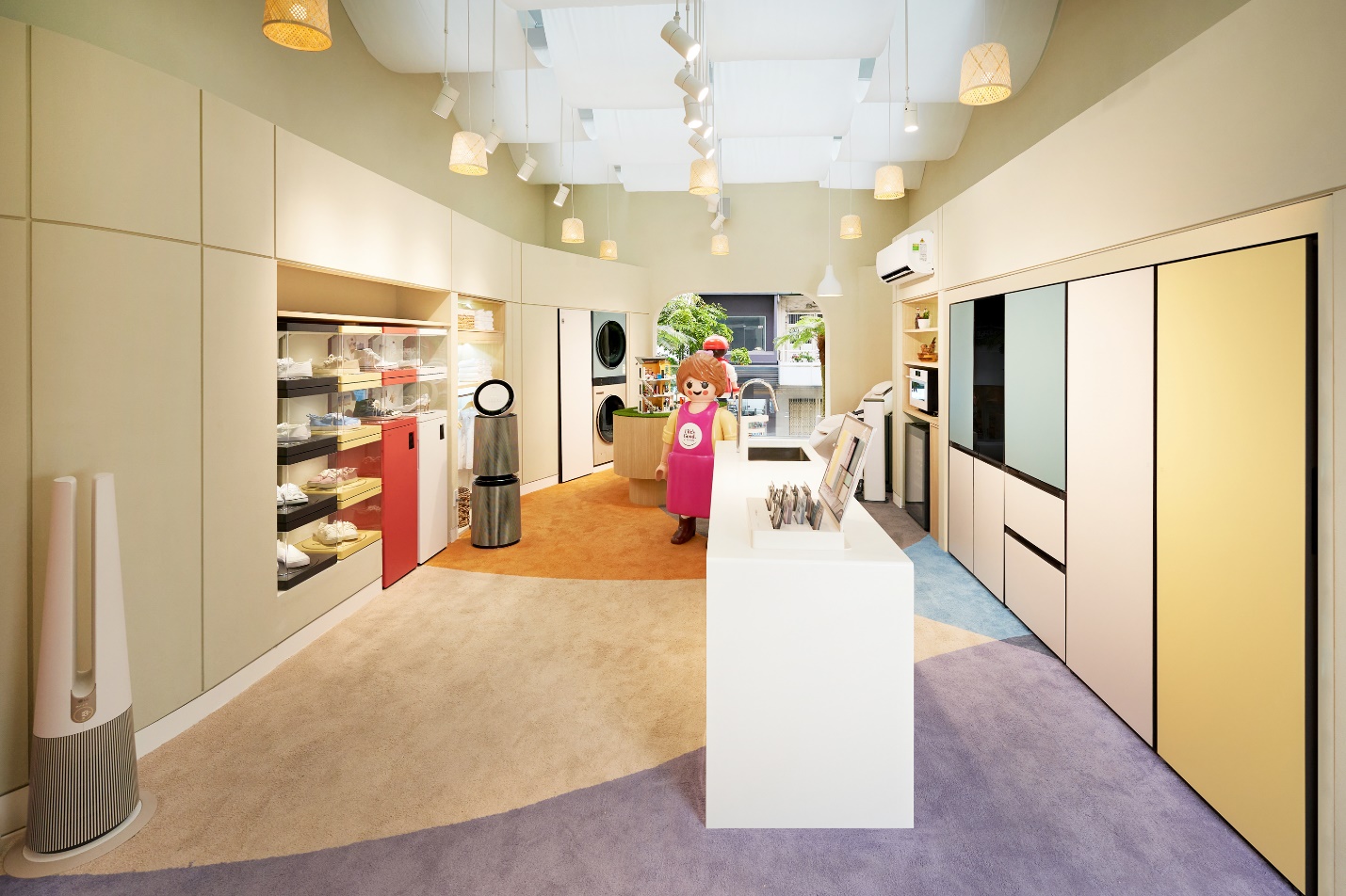 Another Saigon by LG chào đón các tài năng trẻ đến tham quan và trải nghiệm thiết bị công nghệ với tính năng thông minh, thấu hiểu người dùng, từ đó giải mã đề bài đặt ra.