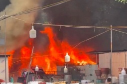 Tin tức trong ngày - Cháy dữ dội, nhiều người bỏ chạy thoát thân