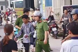 An ninh - Xã hội - Vừa rời chỗ làm ở Bình Chánh, 1 phụ nữ bị tấn công bằng dao rọc giấy