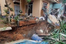 Tường đổ đè bà cụ 80 tuổi