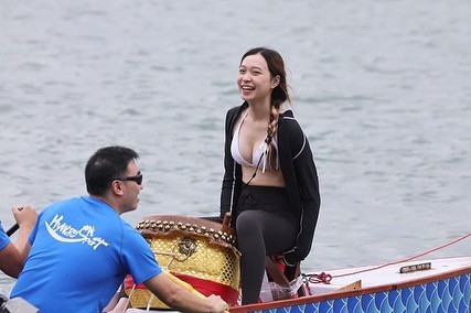 Cô gái Trung Quốc mặc đồ bơi, quần legging chèo thuyền rồng gây chú ý trên MXH Việt - 1