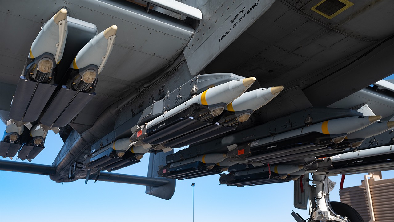 Bom dẫn đường có cánh GBU-39 được gắn trên giá treo vũ khí của cường kích A-10.