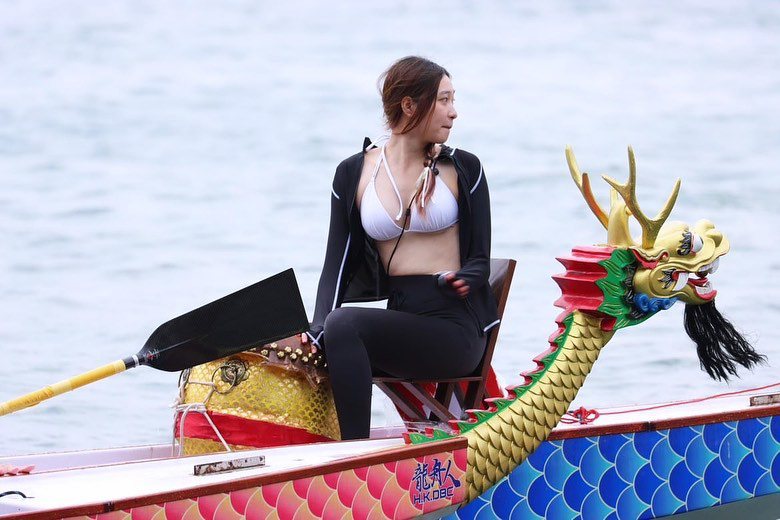 Cô gái Trung Quốc mặc đồ bơi, quần legging chèo thuyền rồng gây chú ý trên MXH Việt - 3