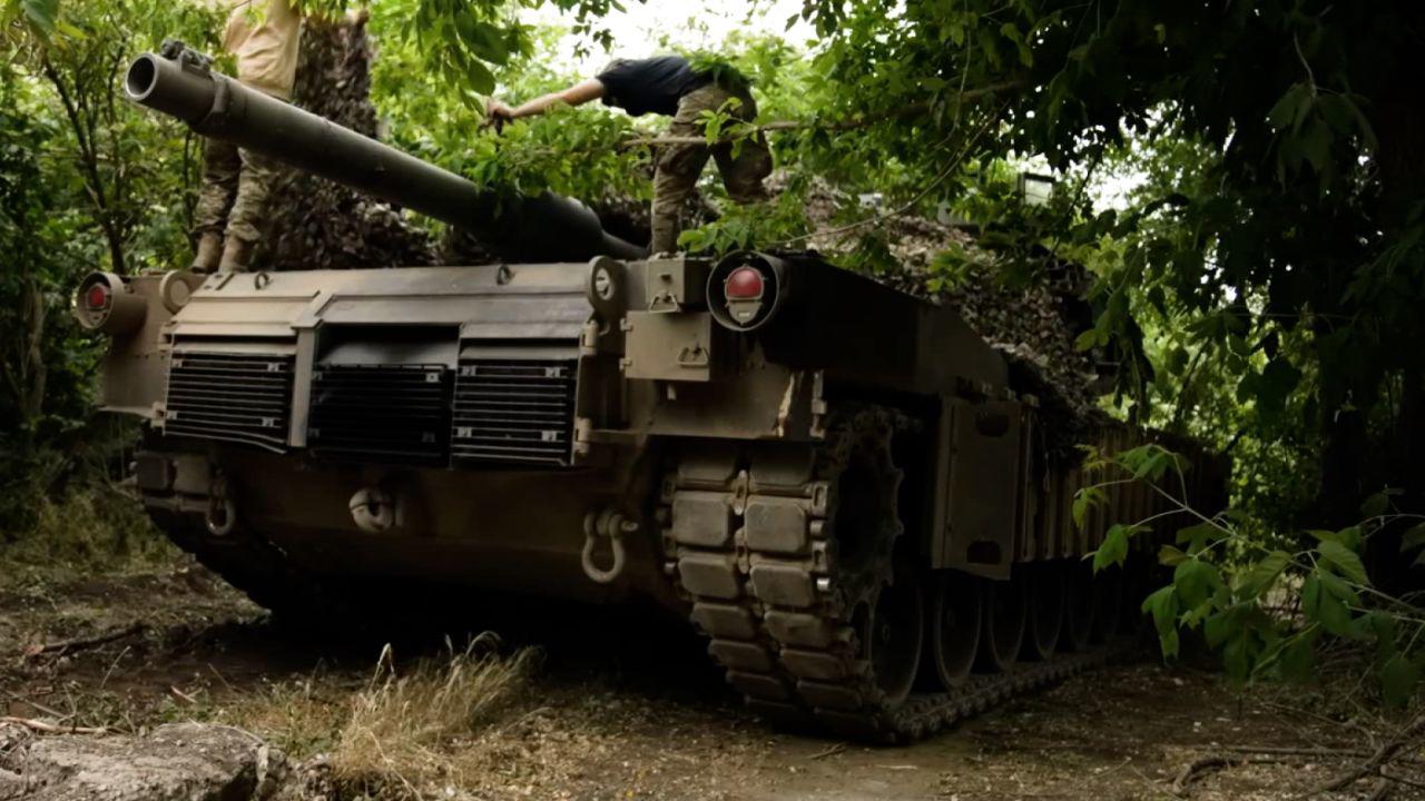 &nbsp;Xe tăng Abrams được giấu trong một bụi cây (ảnh: CNN)