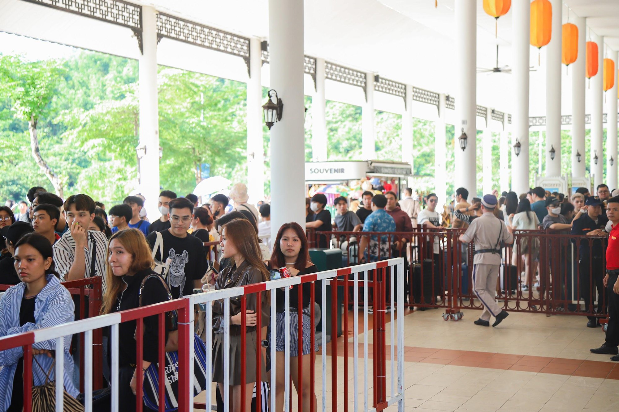 Những tín đồ của “art toy” chờ đợi để check-in và khám phá không gian mua sắm tại POP MART