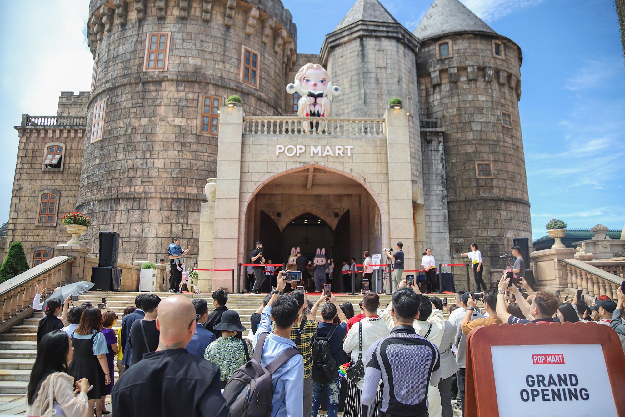 Cửa hàng POP MART đã chính thức lộ diện tại lâu đài Mặt Trời trên đỉnh Bà Nà