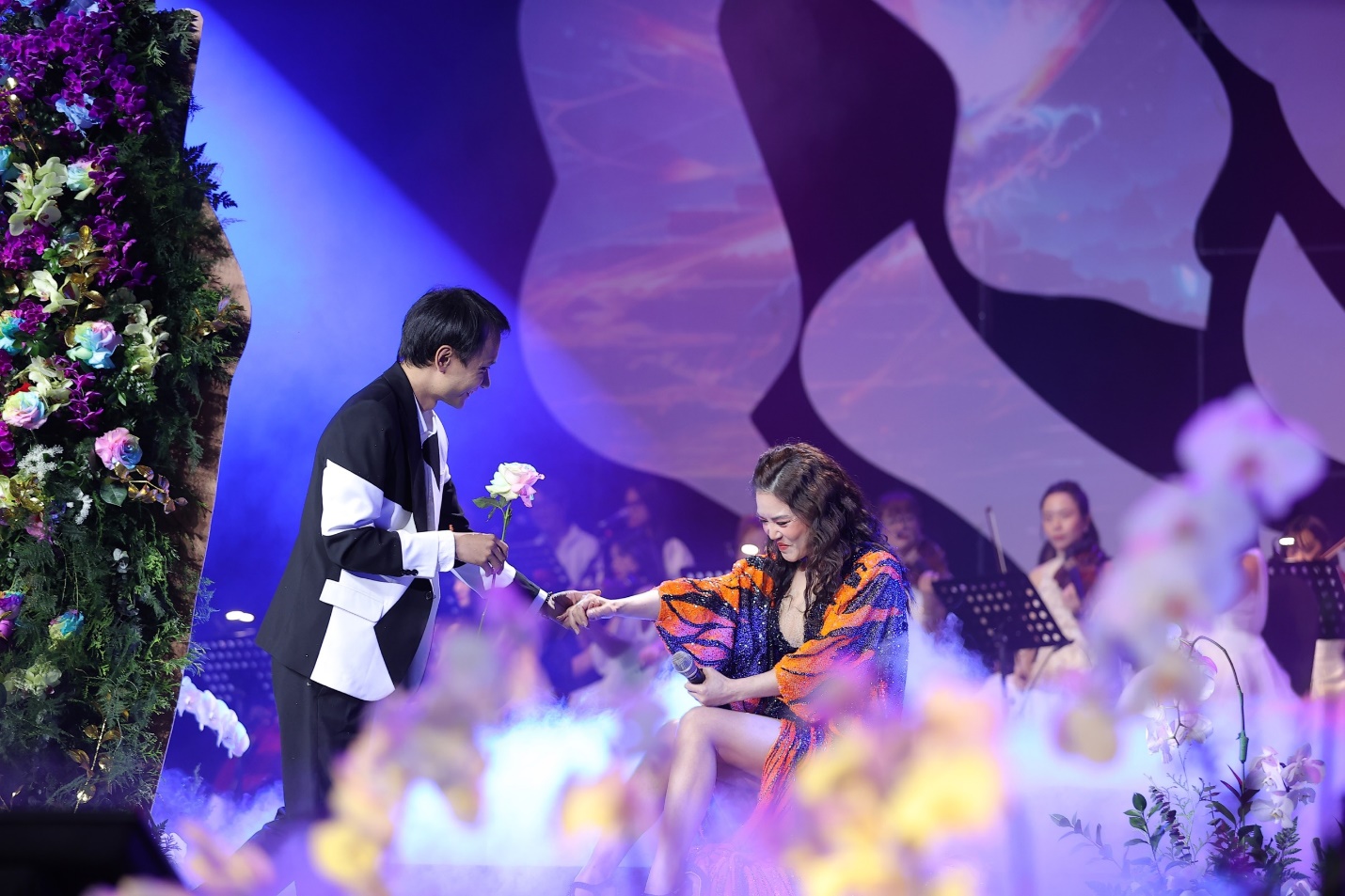 Nghệ nhân hoa Hoàng Khánh và ca sĩ Thu Phương từng kết hợp trong show diễn tại Hà Nội