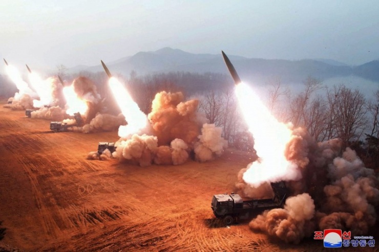 Tên lửa của Triều Tiên được khai hỏa trong một cuộc diễn tập. Ảnh: KCNA