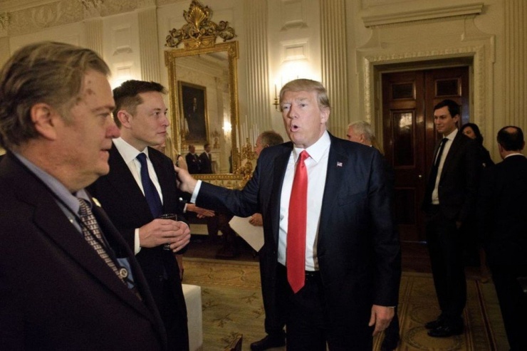 Cựu Tổng thống Mỹ Donald Trump (cà vạt đỏ) và tỉ phú Elon Musk (tay cầm ly) hồi năm 2017. Ảnh: AFP