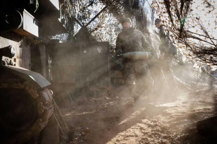 Binh lính Ukraine chuẩn bị pháo ở khu vực Donetsk. Ảnh: New York Times