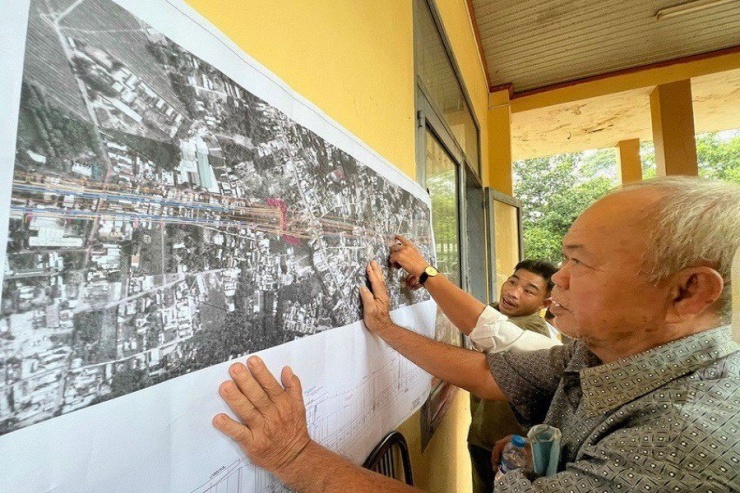 Người dân tìm hiểu về việc thu hồi đất dự án cao tốc Biên Hoà - Vũng Tàu đoạn qua địa bàn TP Biên Hoà. Ảnh: VH