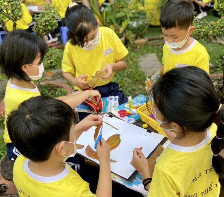 Những ngày cuối tháng 5, bảng điểm cuối năm của học sinh được phụ huynh chia sẻ trên mạng xã hội với nhiều sắc thái trái ngược nhau. Trong ảnh: Một giờ học của học sinh Trường Tiểu học Lương Thế Vinh, quận Gò Vấp. Ảnh minh hoạ: NGUYỄN QUYÊN