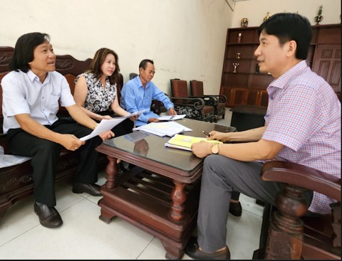 Nhóm các ông bà Trần Quang Binh, Phạm Văn Quynh, Nguyễn Thị Ngọc Lan trình bày với PV Báo CATP