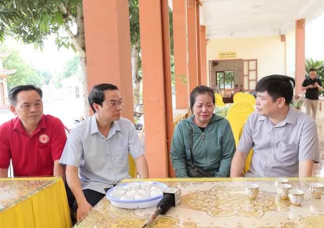 Lãnh đạo các sở, ngành thuộc tỉnh Thái Bình thăm hỏi, động viên gia đình cháu bé T.G.H, sáng 30/5.