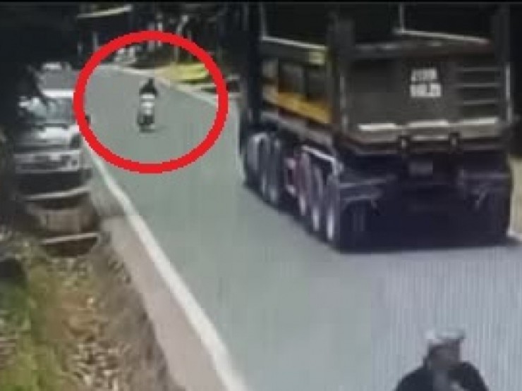 Clip: Chạy xe máy “khó lường”, lao vào đầu xe tải, tài xế gặp đại nạn