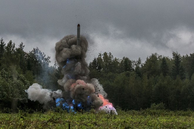Tên lửa rời bệ phóng trong một cuộc tập trận của Nga. Ảnh: TASS