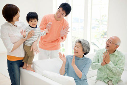 Cảm giác được yêu thương có thể mang lại sức khỏe tốt hơn cho người già. Ảnh minh họa