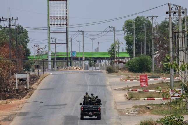 Các thành viên của nhóm nổi dậy KLNA tuần tra trên con đường ở thị trấn Myawaddy, khu vực giáp biên giới với Thái Lan, ngày 15/4. (Ảnh: Reuters)