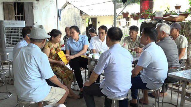 Lãnh đạo UBND huyện Vũ Thư chia buồn cùng gia đình ông P.X.C. và trao hỗ trợ gia đình số tiền 5 triệu đồng