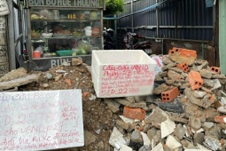 Tin tức trong ngày - Bỗng dưng bị đổ xà bần trước nhà, "méc" lên phường, bị đổ tiếp lần 2