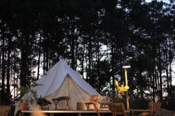 Đàn ông - Glamping và cắm trại: Sự khác biệt là gì và loại nào dành cho bạn?