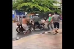 CLIP: Người dân vây bắt tên nghi cướp giật, đâm dao loạn xạ ở Đồng Nai