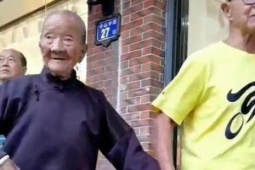 Giáo dục - du học - Khoảnh khắc con trai 88 tuổi nắm tay đưa mẹ 111 tuổi đi mua sắm khiến nhiều người xúc động