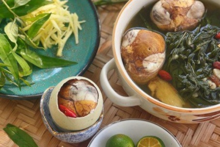 Bí quyết giúp món trứng vịt lộn hầm ngải cứu thành 'đặc sản Hạ Long'