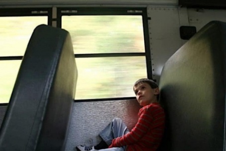 Các nước xử sao việc bỏ quên trẻ em trên xe?