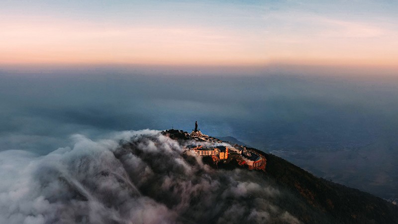 Đỉnh núi Bà Đen với tượng Phật Bà Tây Bổ Đà Sơn cao nhất châu Á. Ảnh: Lê Nhật Hưng Phát 