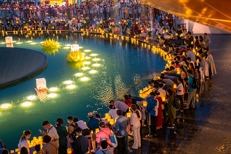 55.000 ngọn đèn đăng sẽ được dâng trên đỉnh núi Bà Đen vào tối 8/6. Ảnh: Nguyễn Minh Tú 