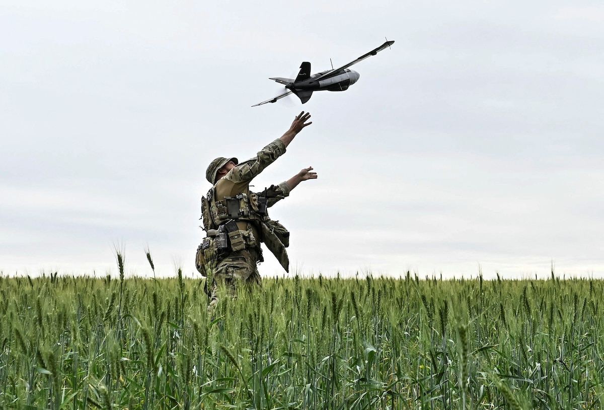 Binh sĩ Ukraine sử dụng UAV trinh sát ở tiền tuyến vùng Zaporizhzhia.