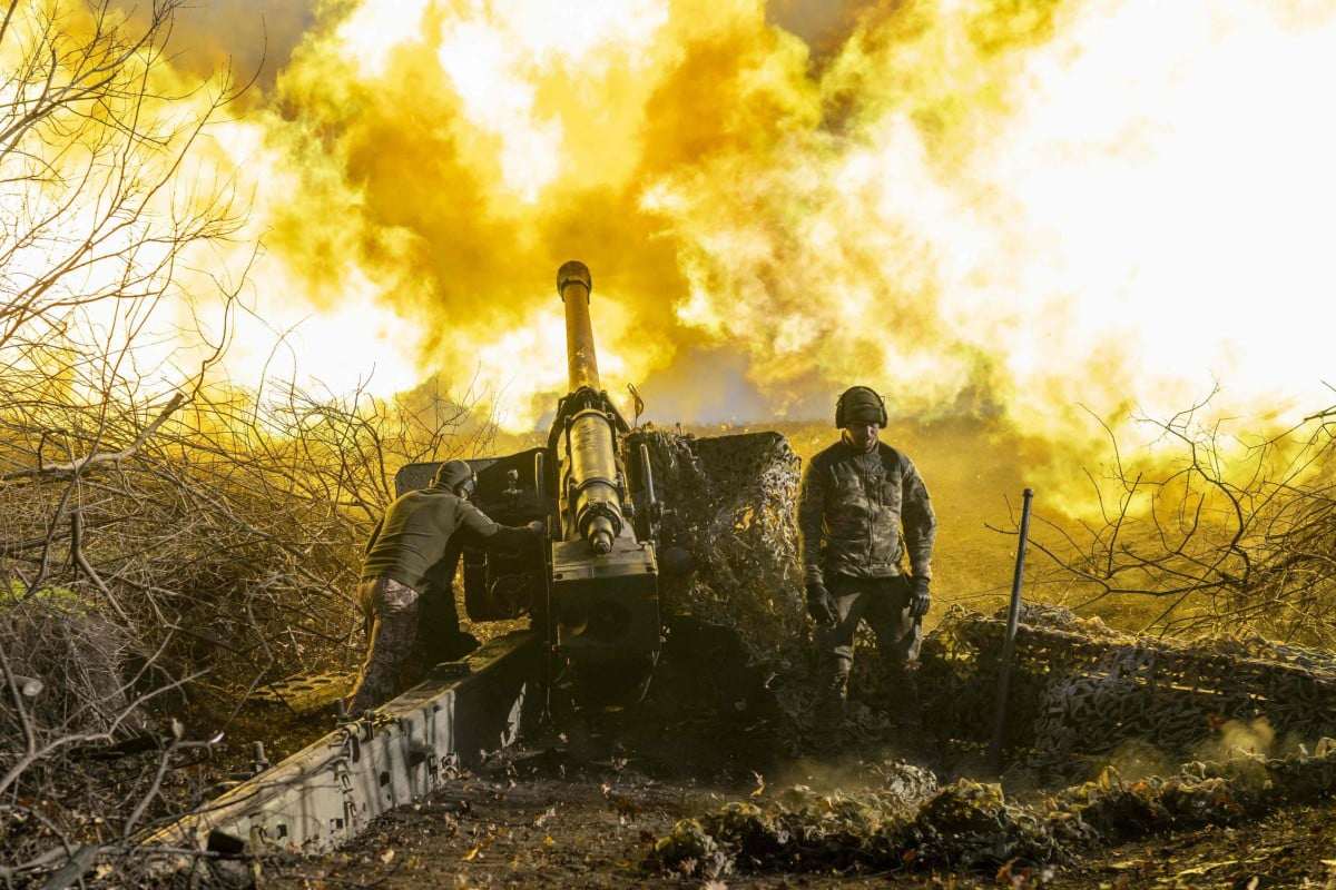 Binh sĩ Ukraine nã pháo về phía quân đội Nga (ảnh: SCMP)