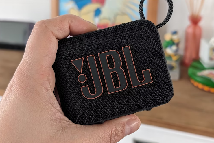 JBL Go 4 nhỏ gọn trong lòng bàn tay.