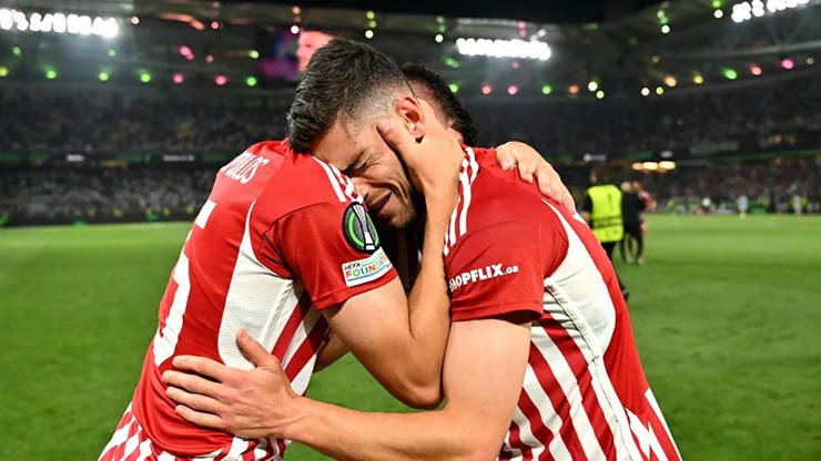 Các cầu thủ Olympiakos hạnh phúc vì chiến thắng lịch sử
