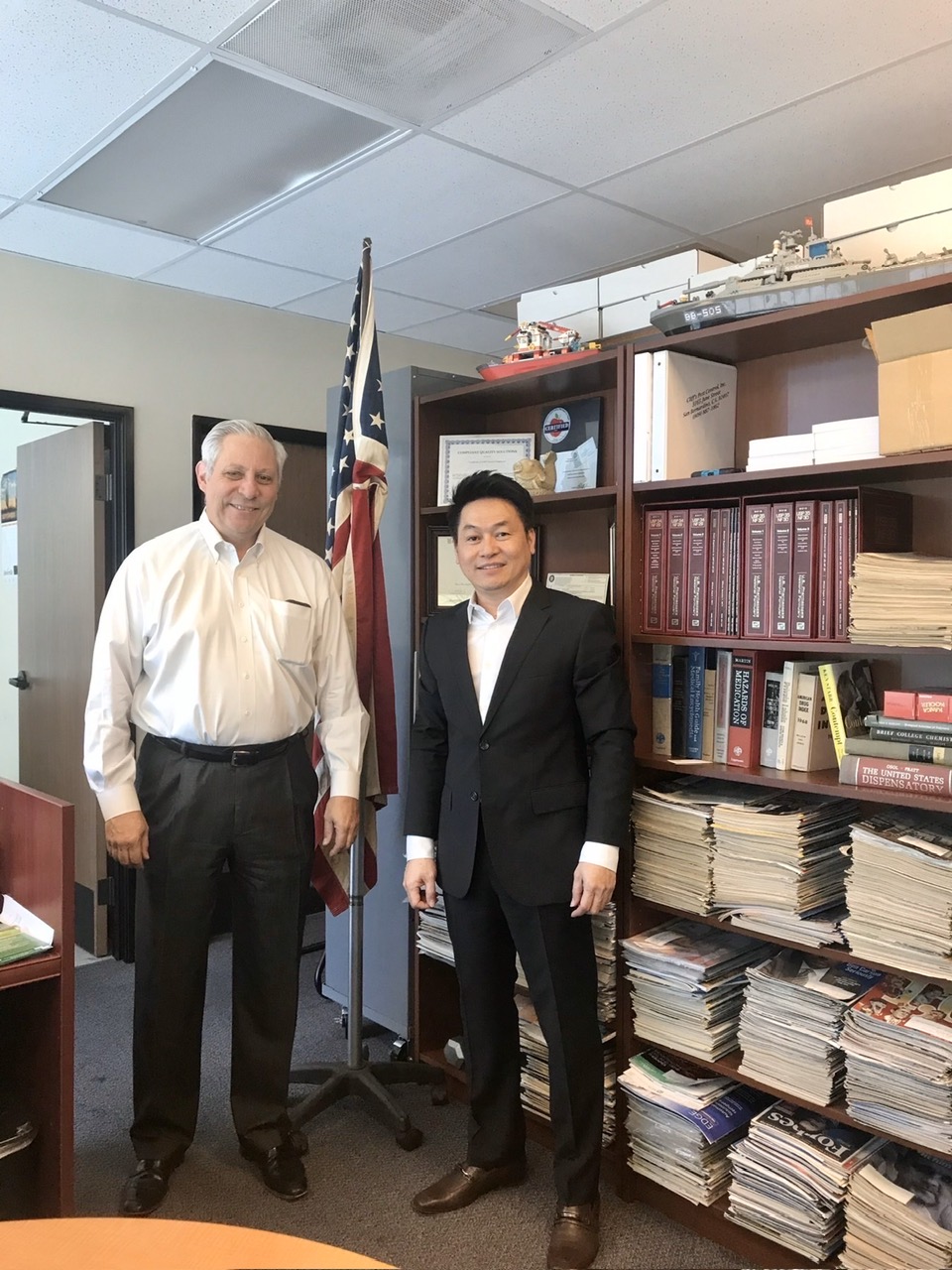 Chủ sở hữu&nbsp;thương hiệu Andrew Hoàng và Tiến sĩ Dược sĩ Ed. Lieskovan.