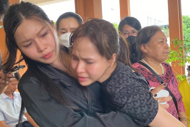 Vụ bé trai 5 tuổi bị bỏ quên trên ô tô: Mẹ về nước gặp con lần cuối, khóc ngất tại nhà tang lễ