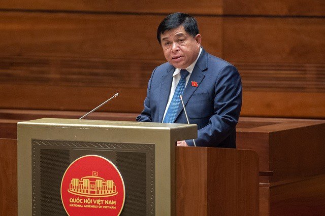 Bộ trưởng Bộ Kế hoạch và Đầu tư Nguyễn Chí Dũng báo cáo Quốc hội