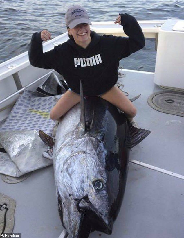Devin Zelck, 18 tuổi, đến từ Massachusetts đã bắt được con cá ngừ vây xanh
