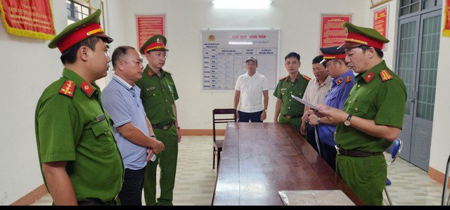 Cơ quan điều tra đọc lệnh khởi tố bị can và bắt tạm giam Nguyễn Văn Nguyên