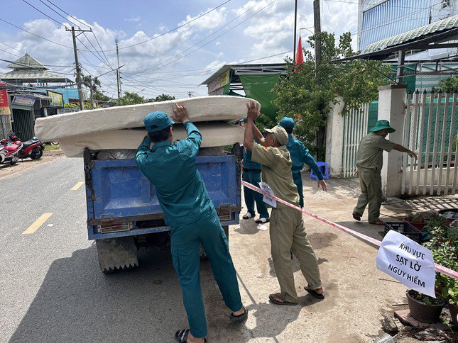 Sạt lở nghiêm trọng tại bờ sông Bình Thủy, 10 căn nhà bị sập một phần