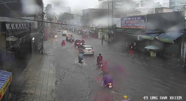 Cơn mưa trắng trời chiều 31/5 khiến đường Ung Văn Khiêm (quận Bình Thạnh) lênh láng nước. Ảnh: UDI Maps