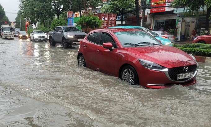 Mưa lớn trút xuống Đồng Nai, TP HCM: Nhiều khu vực ngập nặng, phương tiện chết máy, người dân hoảng loạn