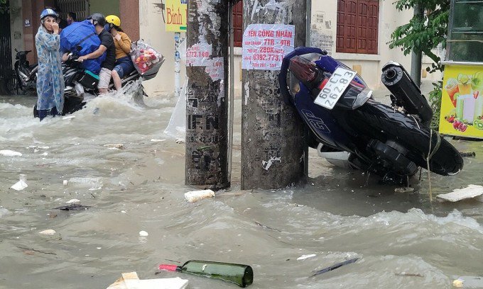 Mưa lớn trút xuống Đồng Nai, TP HCM: Nhiều khu vực ngập nặng, phương tiện chết máy, người dân hoảng loạn